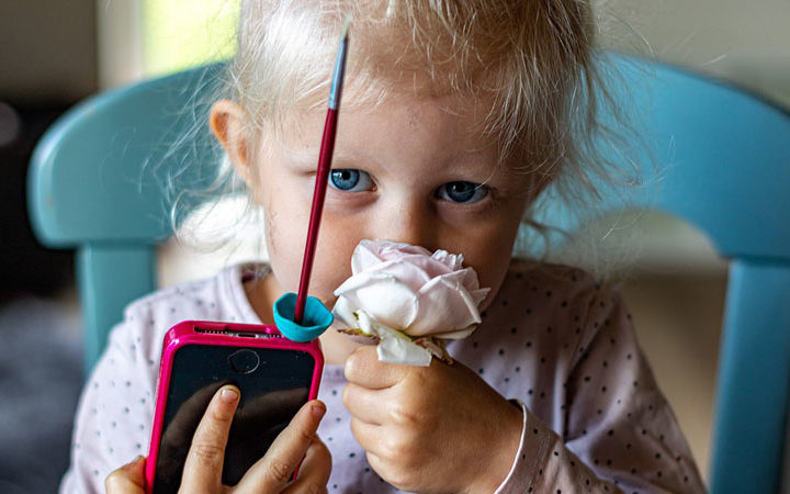 Mobile phone dominating children’s lives – majority sleep with phone – The Dubrovnik Times