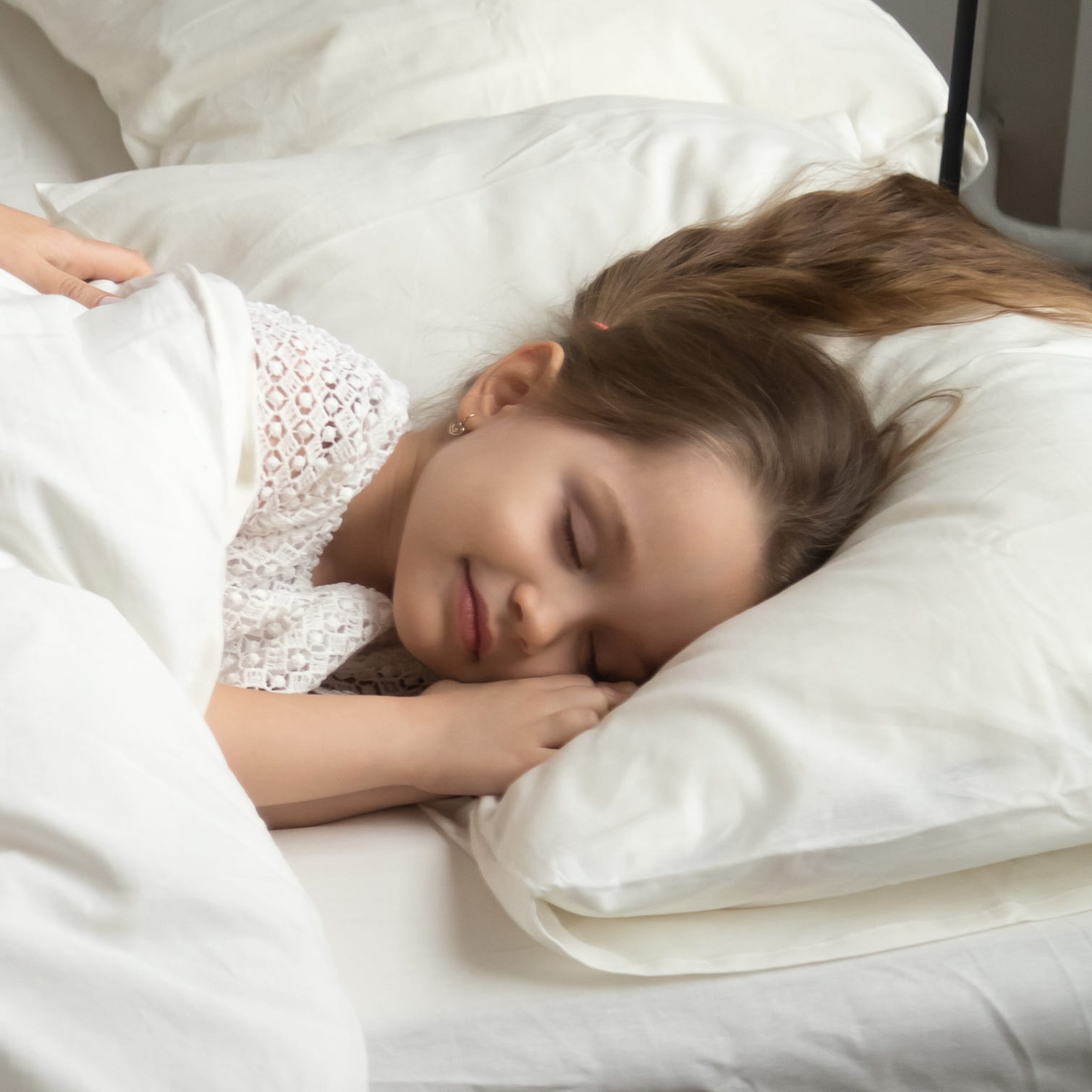 Parents should help children create healthy sleep habits that will continue throughout life and help to reduce the effects of sleep deficiency.