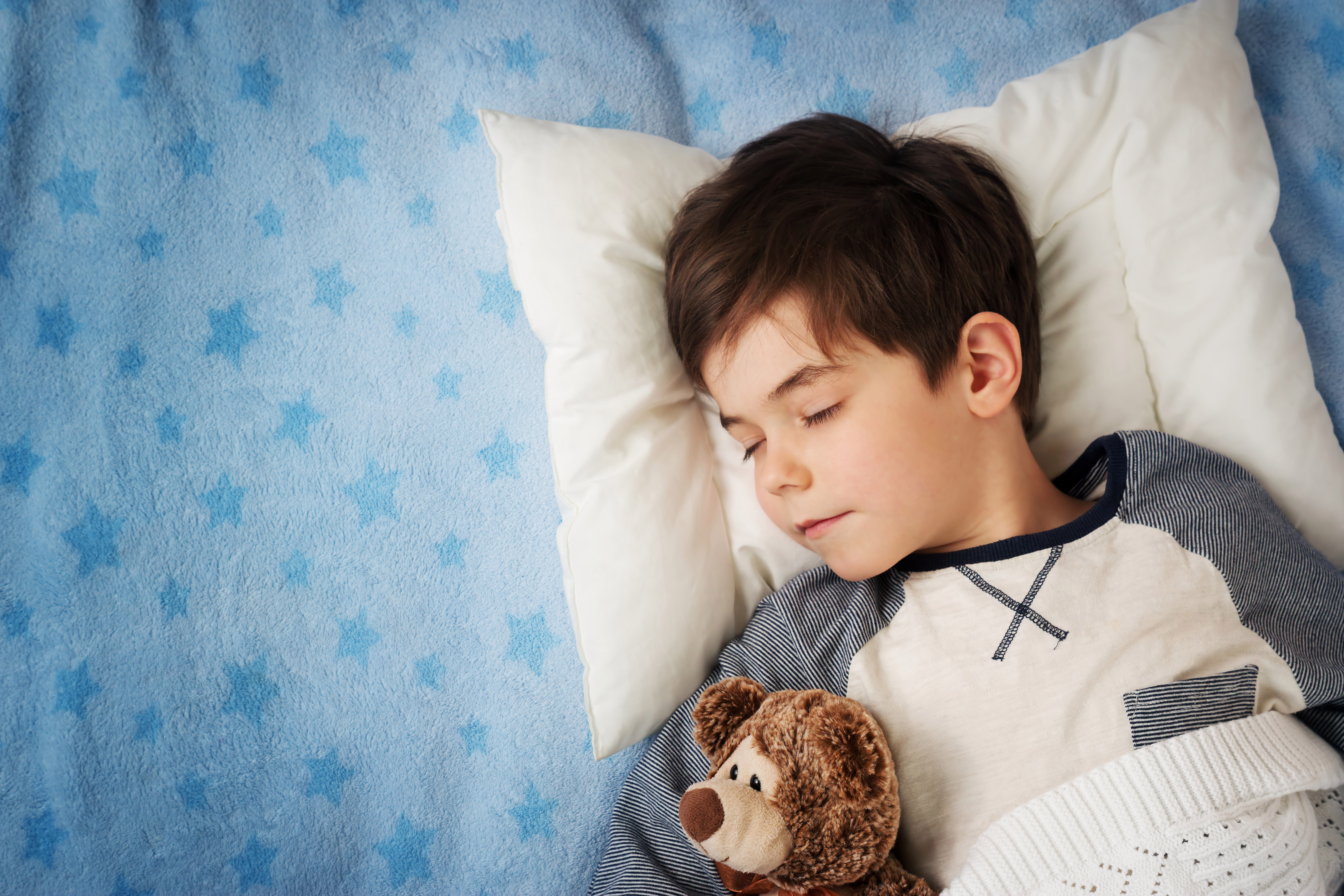 Dr Ramlakhan has shared eight tips to help ease your little ones back into the perfect sleep routine