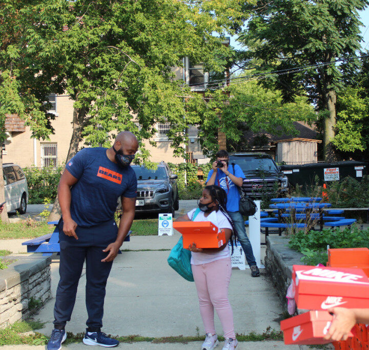 Chicago Bears’ Akiem Hicks Gives Kids Shoes At Uptown Boys & Girls Club – Block Club Chicago